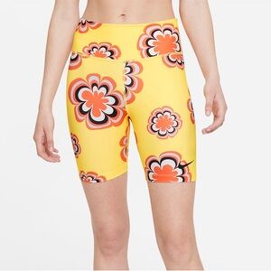 Nike One Women 7” Shorts - Large